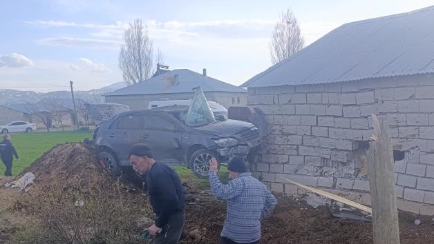 Van'da kontrolden çıkan otomobil duvara çarptı: 1 yaralı